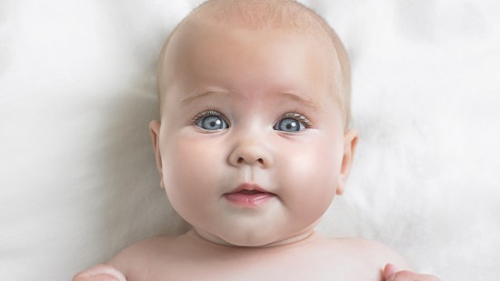 bebé ojos azules