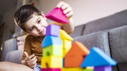 niño jugando