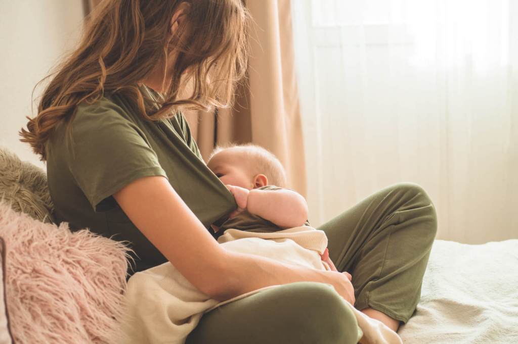 Lactancia erótica: así es la práctica de dar el pecho a tu pareja por placer - Fuente: iStock