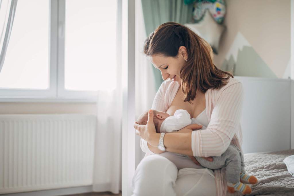 Lactancia erótica: así es la práctica de dar el pecho a tu pareja por placer - Fuente: iStock
