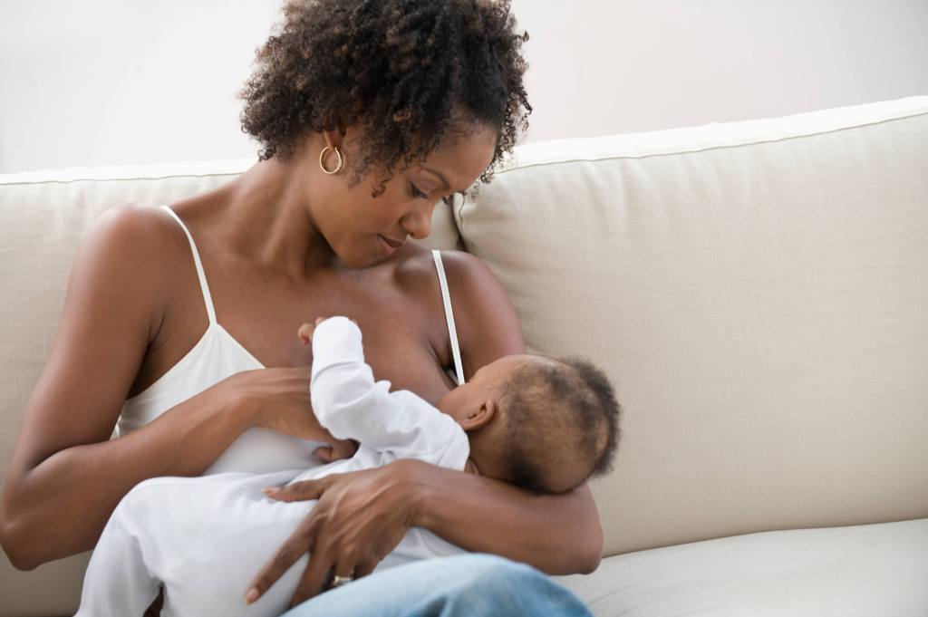 Lactancia erótica: así es la práctica de dar el pecho a tu pareja por placer - Fuente: iStock