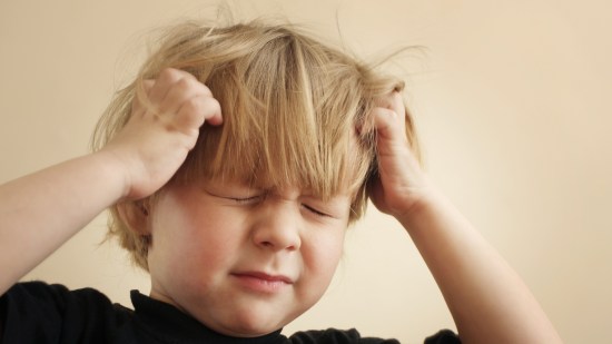 niño dolor de cabeza