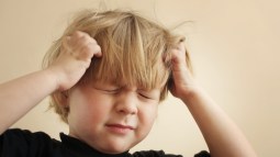 niño dolor de cabeza