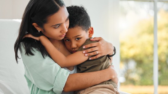 niño abrazando a su madre