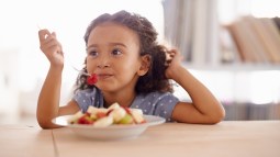 niño comeindo fruta