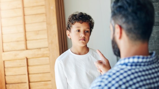 padre regañando a su hijo