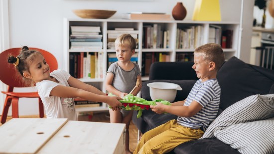 niños regañando