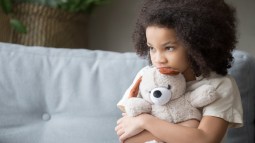 niña abranzando osos