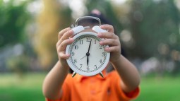 niño con reloj
