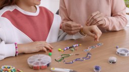 Haciendo pulseras de cuentas