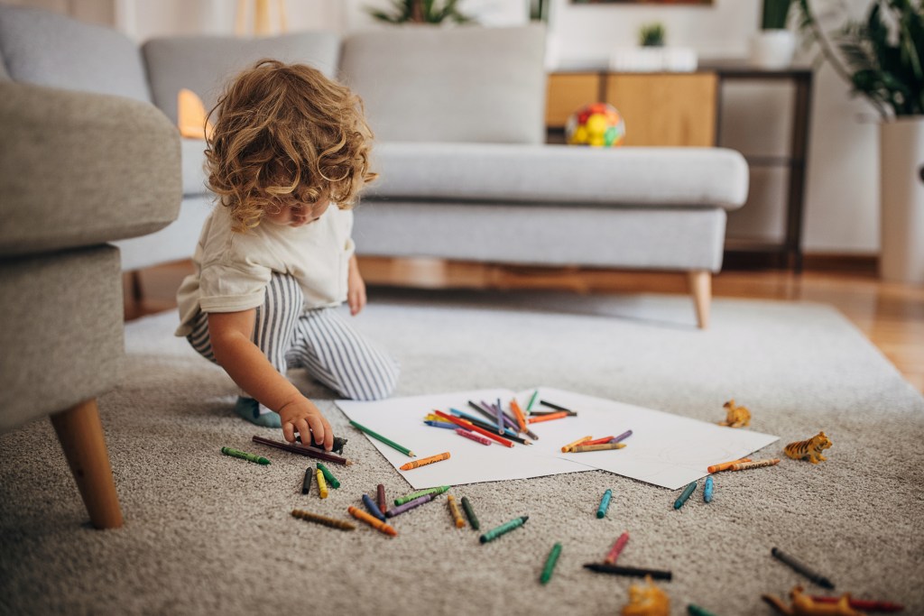 dibujos-negros-niños-pintan