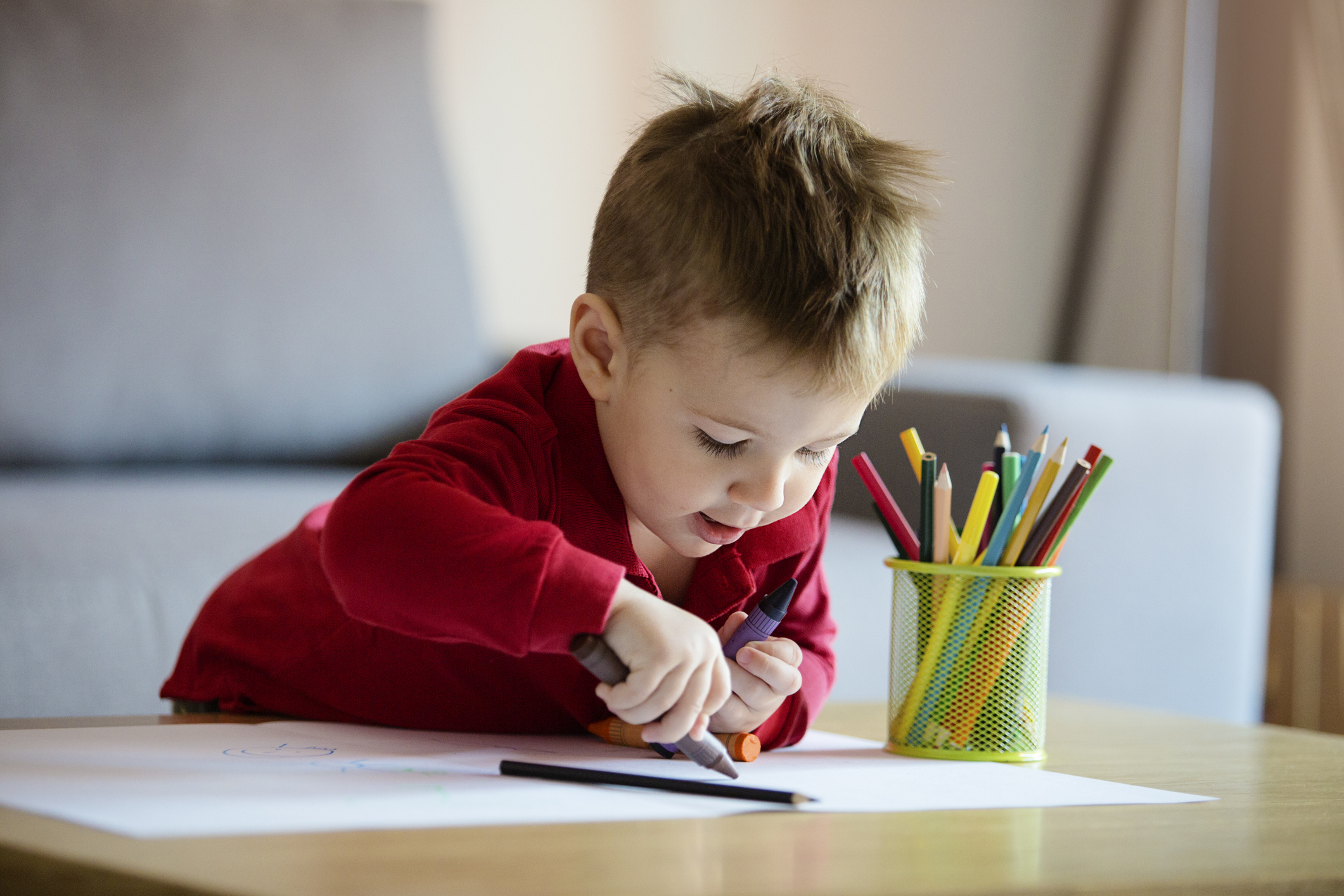 dibujos-negros-niños-pintan