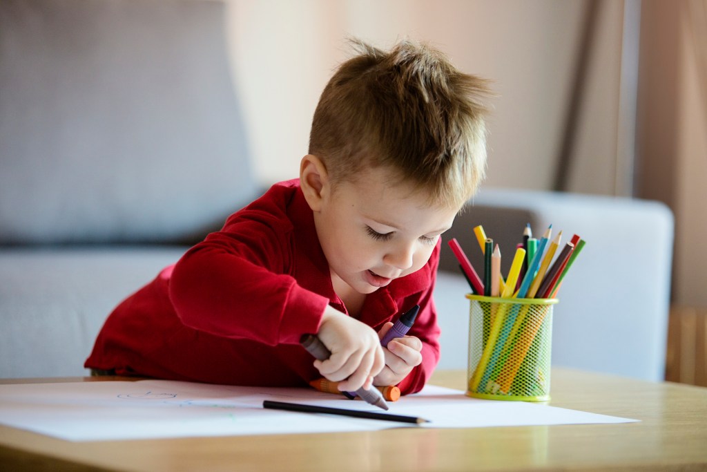 dibujos-negros-niños-pintan