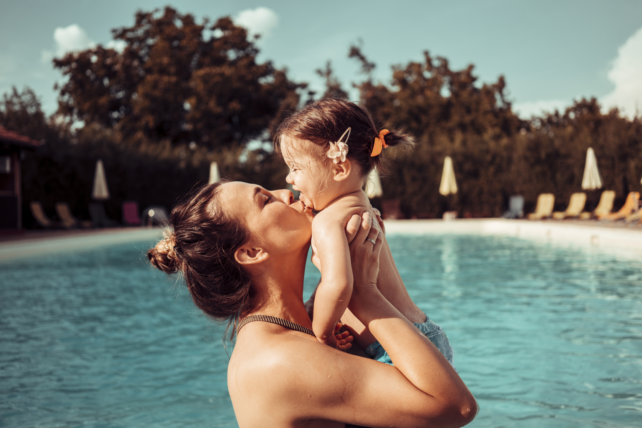 madre e hija piscina
