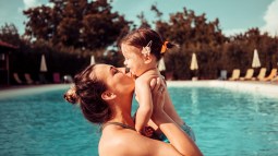 madre e hija piscina