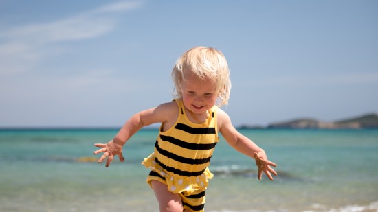 niño en la playa