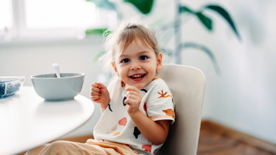 niña comiendo