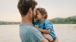 abrazo padre hijo