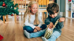 niños con regalos