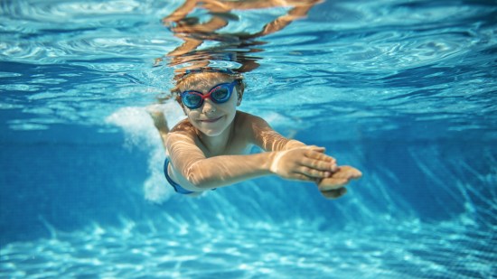 niño piscina