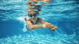 niño piscina