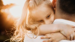 niña abrazando a padre