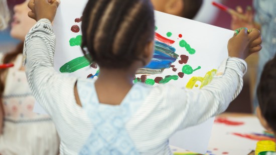 niño pintando