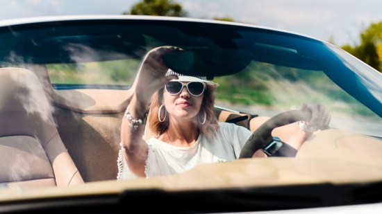 hermosa-mujer-arreglando-espejo-coche