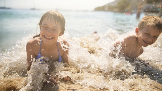 niño feliz en verano