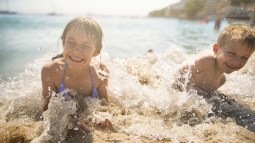 niño feliz en verano