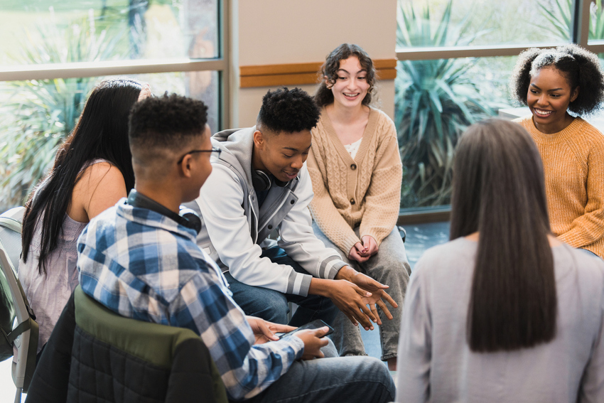 Adolescentes debatiendo