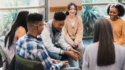 Adolescentes debatiendo