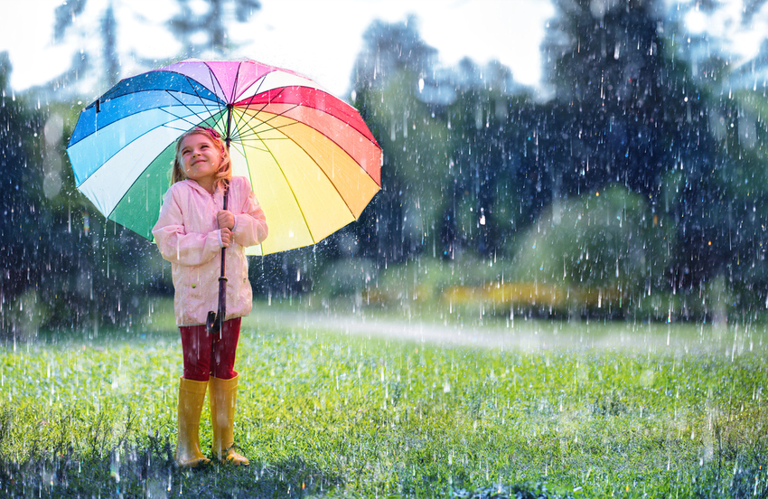Niña bajo la lluvia