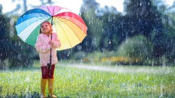 Niña bajo la lluvia