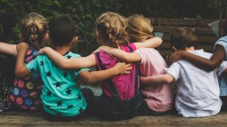 Niños abrazados