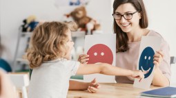 Niña expresando emociones