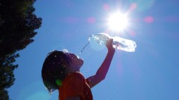 Niño bebiendo de una botella de agua