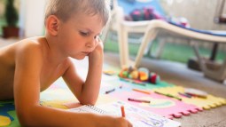 Niño pintando