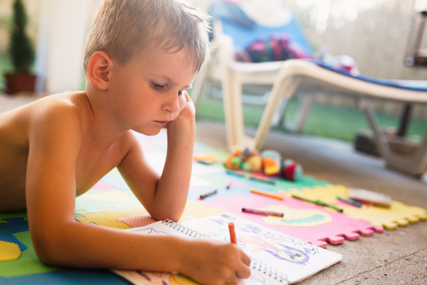 Niño pintando