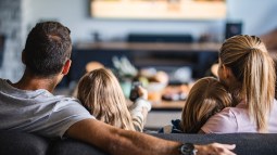 Familia viendo la televisión