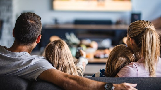 Familia viendo la televisión