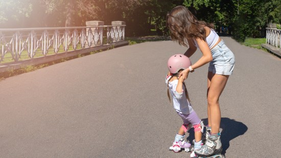 niña patinando