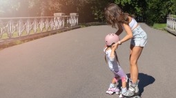 niña patinando
