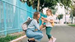 madre agachada con su hijo