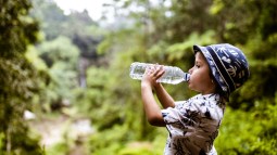 niño bebiendo agua