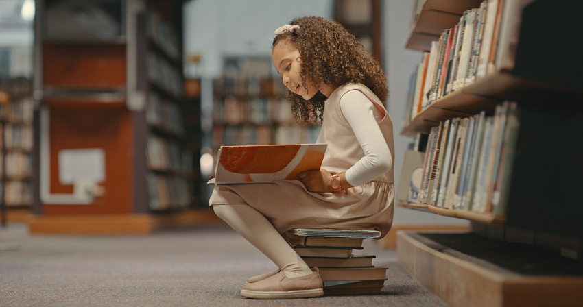 Niña leyendo