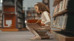 Niña leyendo