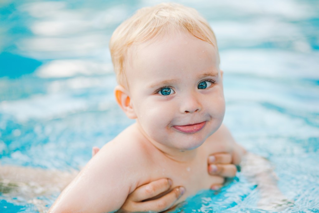 bebé en piscina