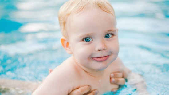 niño piscina