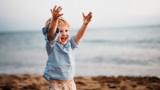 niño feliz en la playa